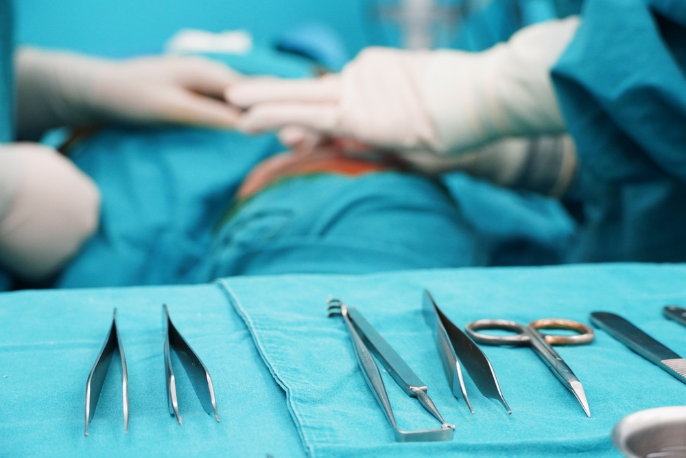 Soft,Focus,Surgical,Equipment,Arranged,On,A,Blue,Cloth,In